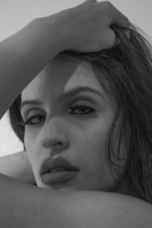 Kênia Souza as Ruth