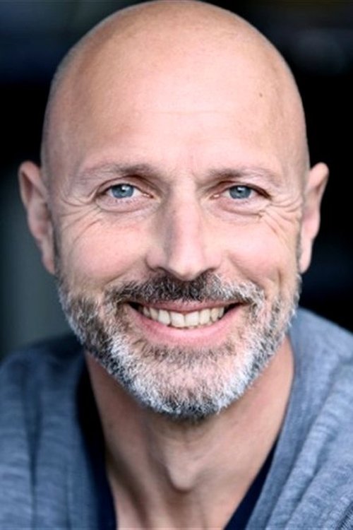 William Gay as Agent immobilier