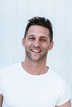 Alexander Kumptner as Self