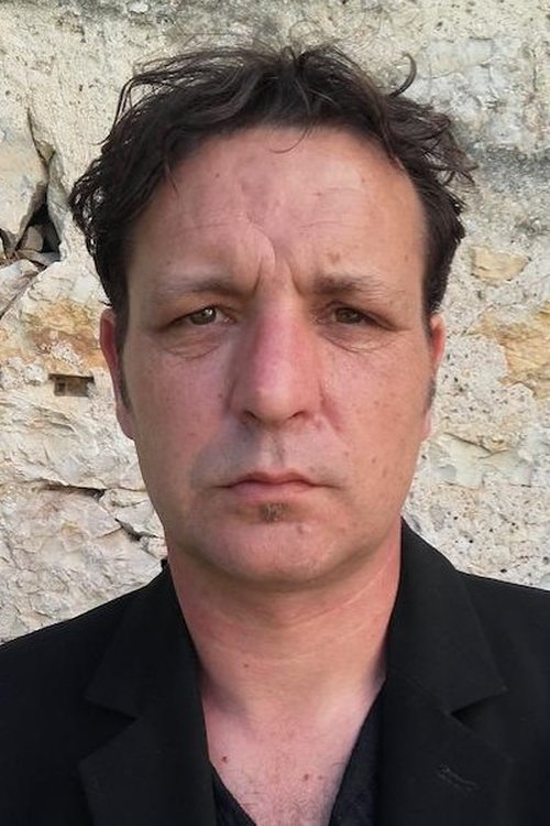 Erwan Ribard as L'agent immobilier