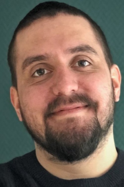 Caspar Jexlev Fomsgaard as Kenn