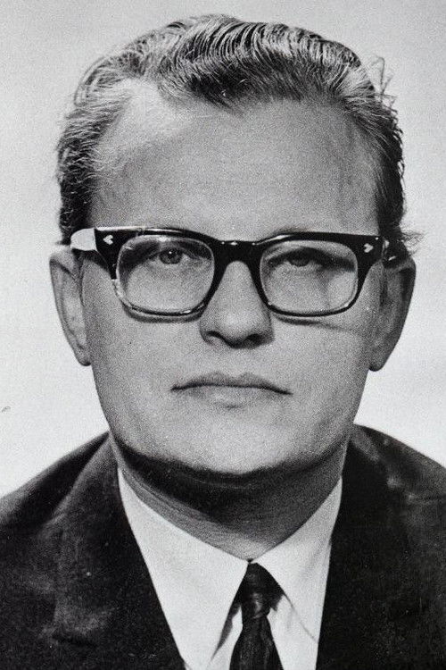 Karl Levoll as Journalist
