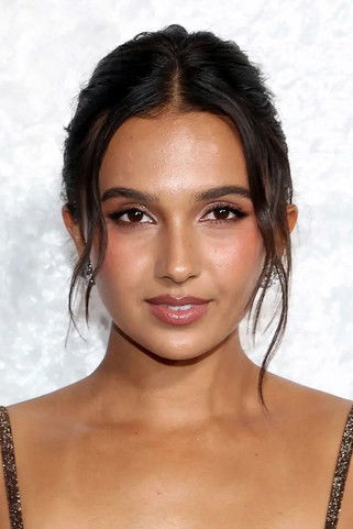 Arianna Rivas as Julie