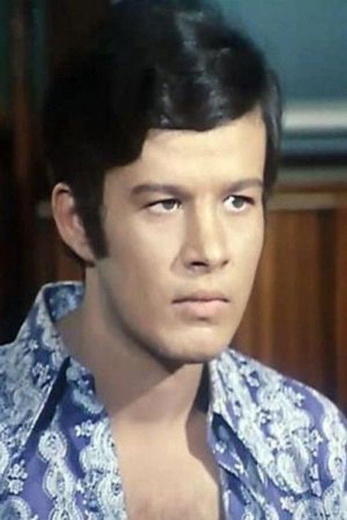 Mohamed Yahia as Mohamed