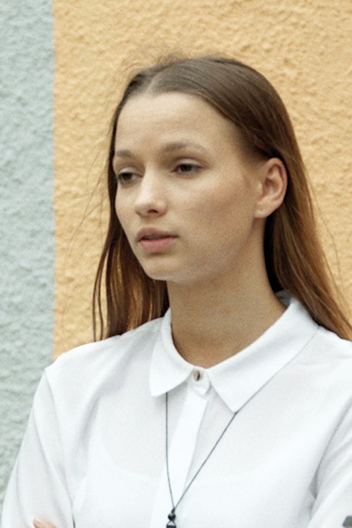 Tabea Georgiamo as Alina Grimm