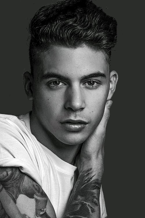 Lautaro Rodríguez as Isi