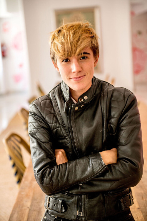 Álex Silleras as Nora