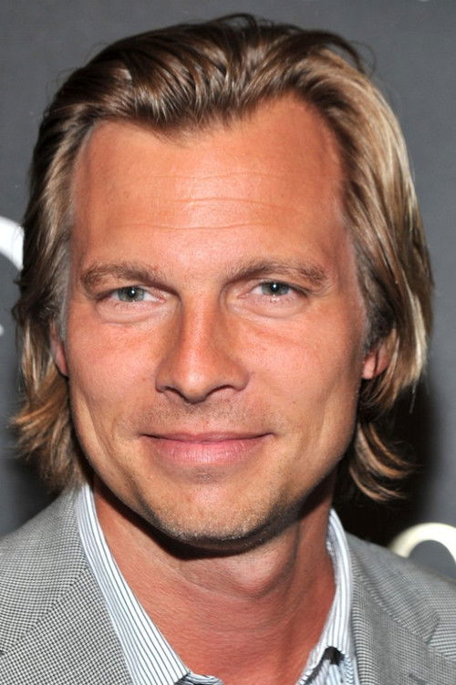 Ludovic du Plessis as Barman boîte de nuit