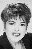 Michele Mariana as Lois