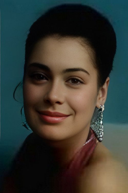 Ekaterina Kuznetsova as Кира - очаровательная женщина