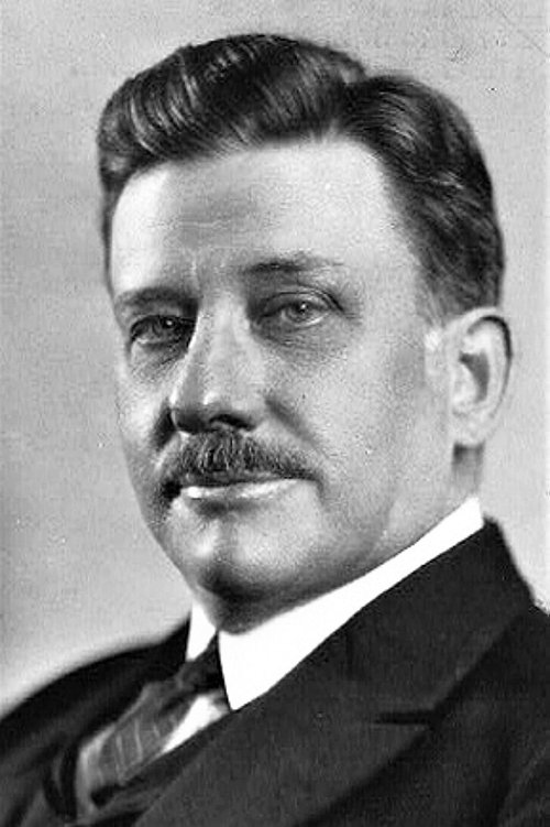 Clifford Dempsey as Police Lieutenant