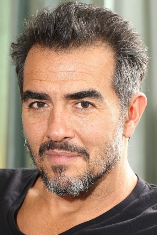 Rafael Edholm as Simon