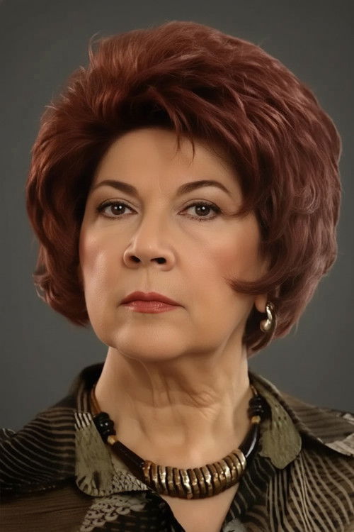 Ayla Karaca as Julia