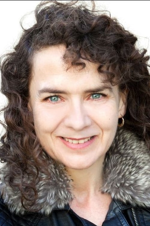 Michelle Archer as Leslie