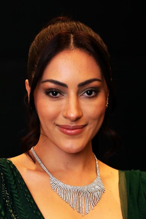 Jeniffer Piccinato as "Snake" Sheela