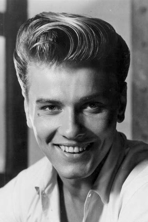 Richard Davalos as Pratt