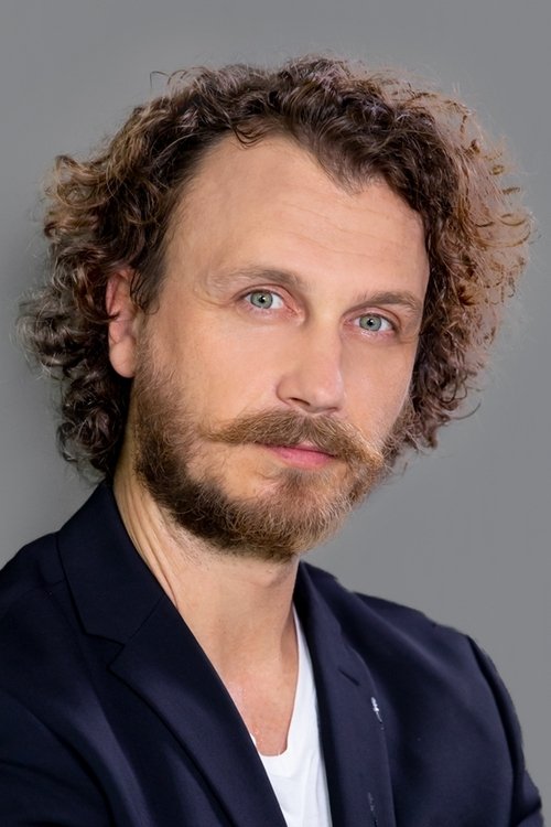 Barna Bokor as András