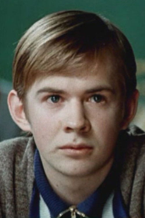 Yanis Yakobson as Лу