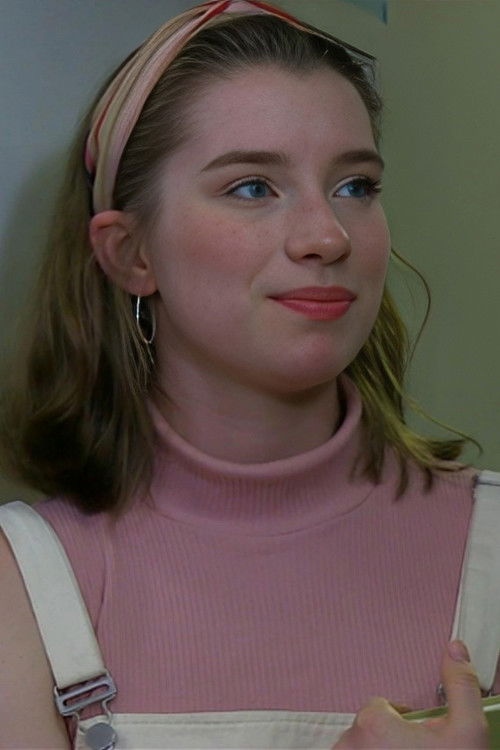 Gracie Lee as Evelyn Harris