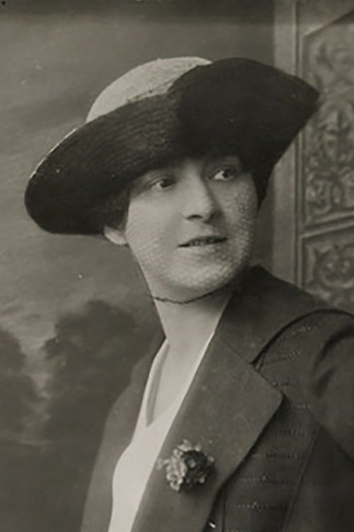 Lina Woiwode as Therese Lugauer