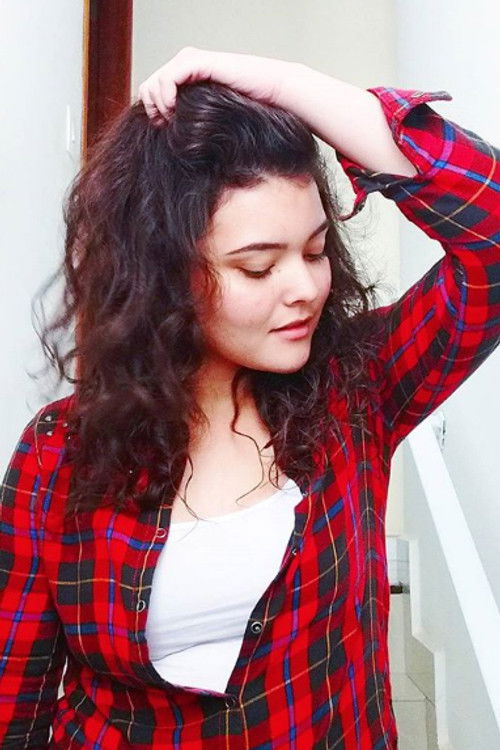 Juliana Camilo as Singer