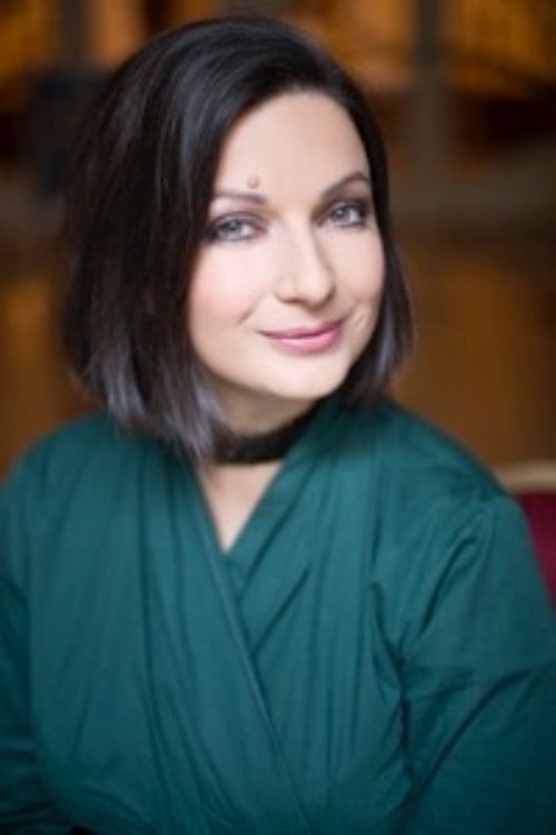 Márta Angyal as Juli