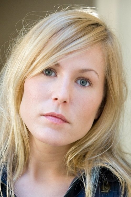 Hadewych Minis as Estelle