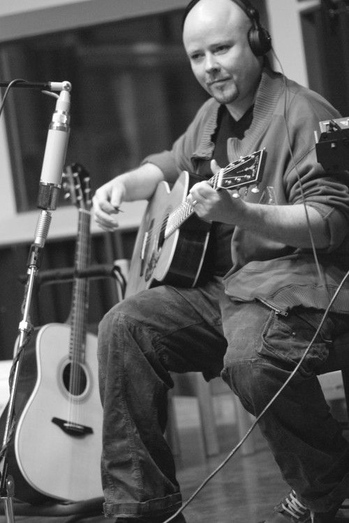 Jamie Winchester as Gitárok