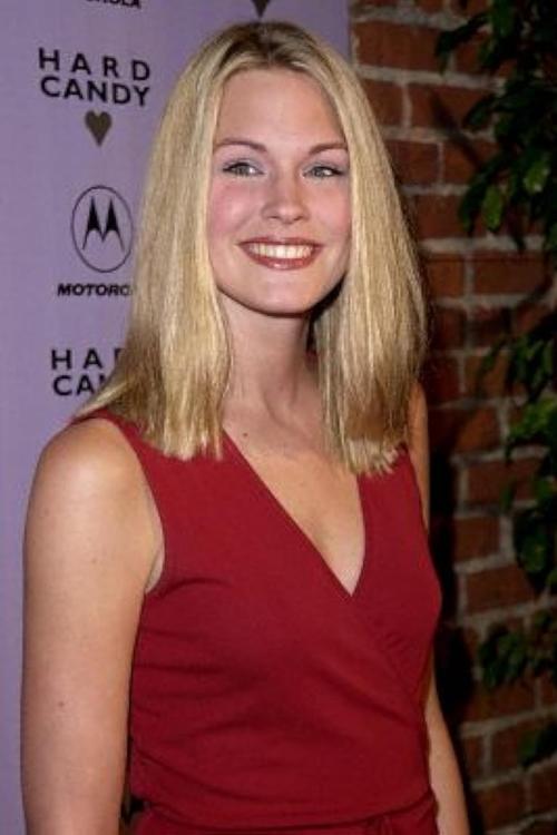 Deborah Kellner as Zoe