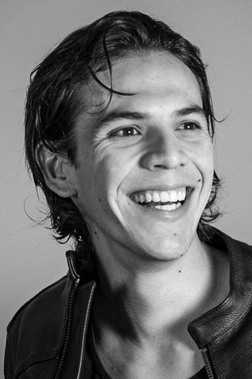 Andrés Estrada as Valentín