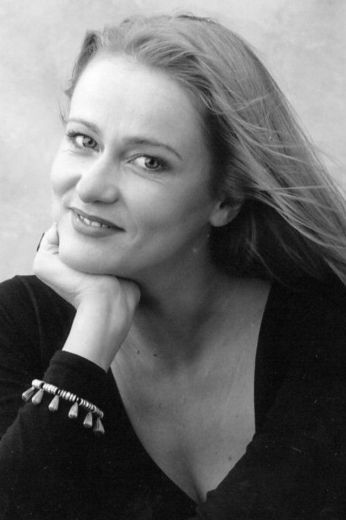 Claire Delgado-Boge as Léonie / La voix de la gare