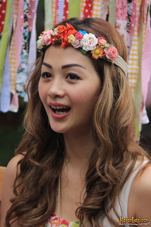 Indah Kalalo as Orly's Mom