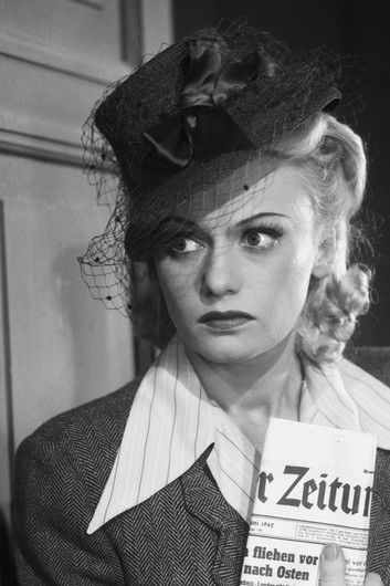 Zofia Jamry as właścicielka szkoły tańca, kuzynka Adlera