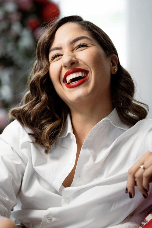 Santy Domínguez as Narradora-Traductora