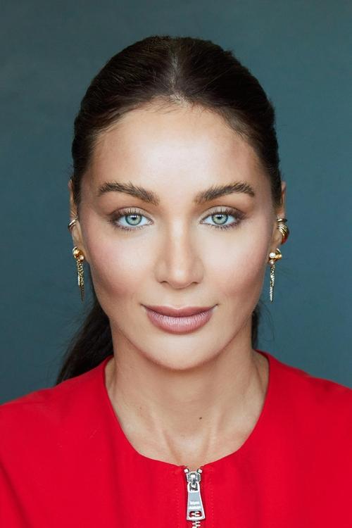 Natassia Halabi as Erin