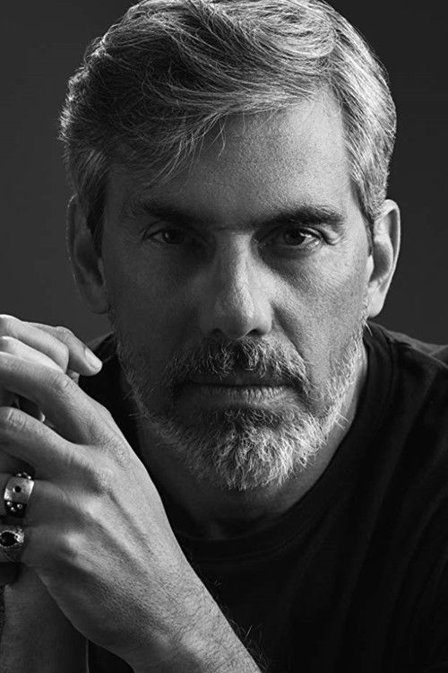 Zeca Carvalho as Leonel Carraça