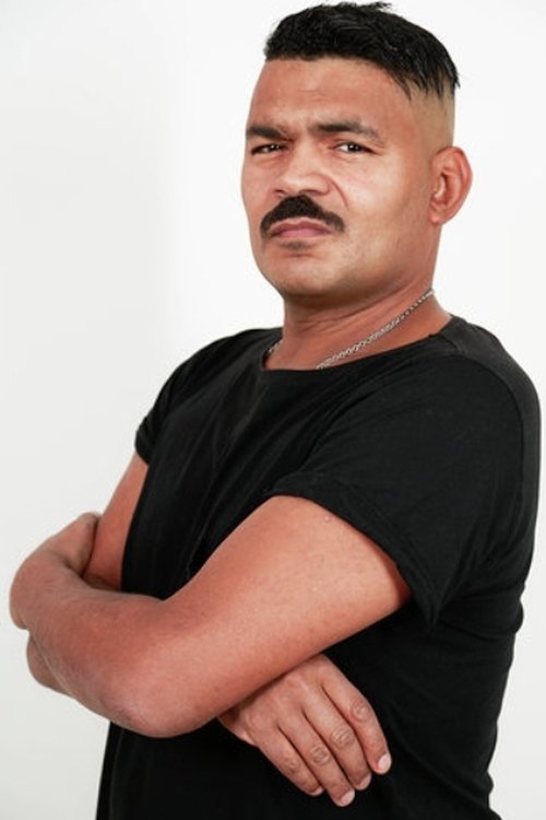 Carlos Paulsson as Policeman