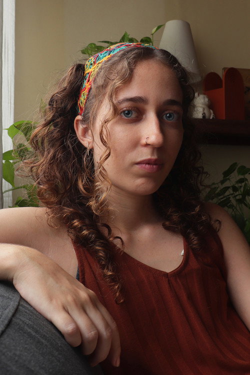 Olivia Brasileiro as Janaína