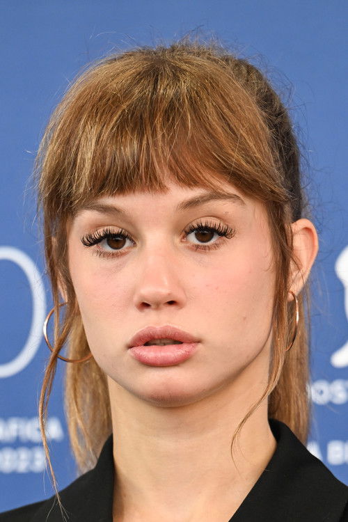 Bianca Delbravo as Laura