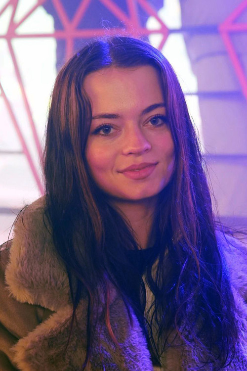 Isabella Meyer as Bella