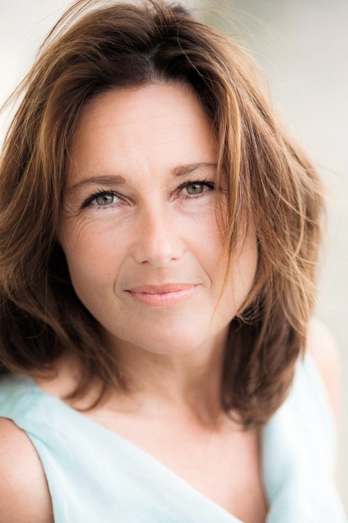 Caroline Grimm as Makren