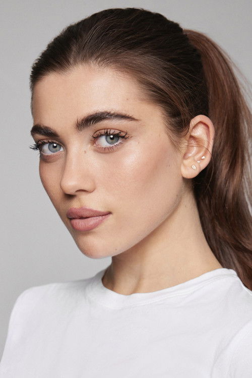 Amelie Zilber as Olivia Hammond