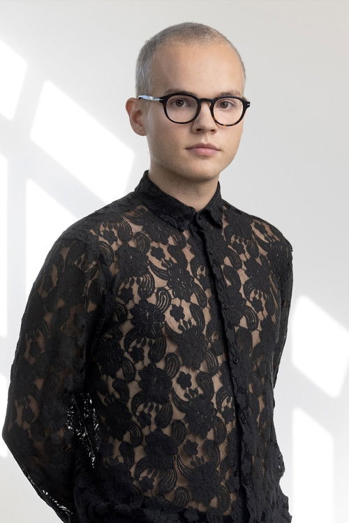 Julian Quentin as Mario