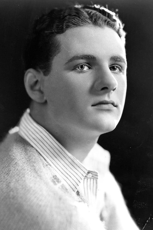 Robert Seiter as Arnold Voss