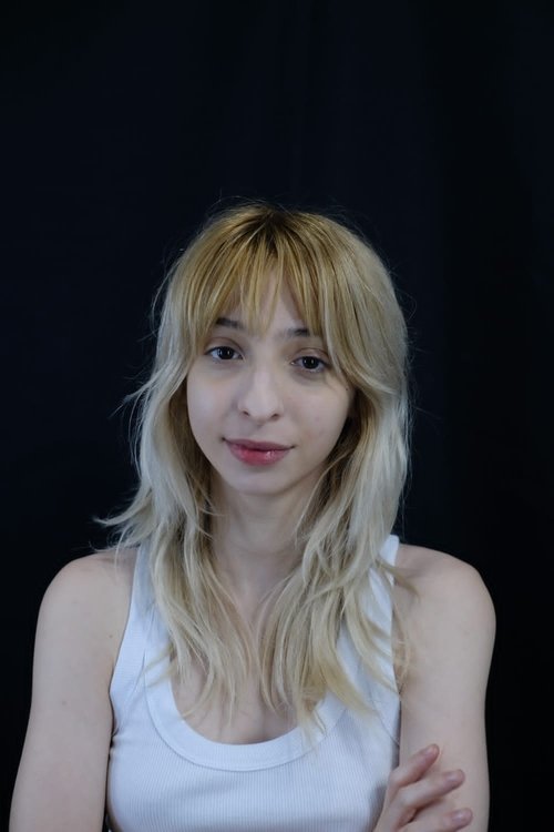 Marina Lessa Trindade as Monique