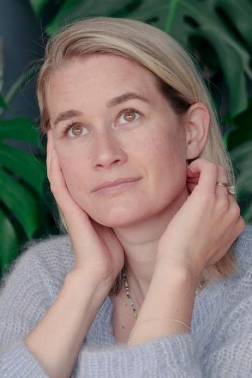 Petra Kleis as Fotograf og fortæller