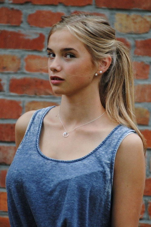 Luissa Cara Hansen as Lina / Janik's girlfriend