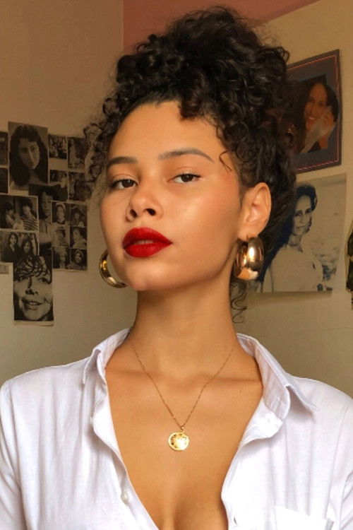 Agatha Silva as Júlia