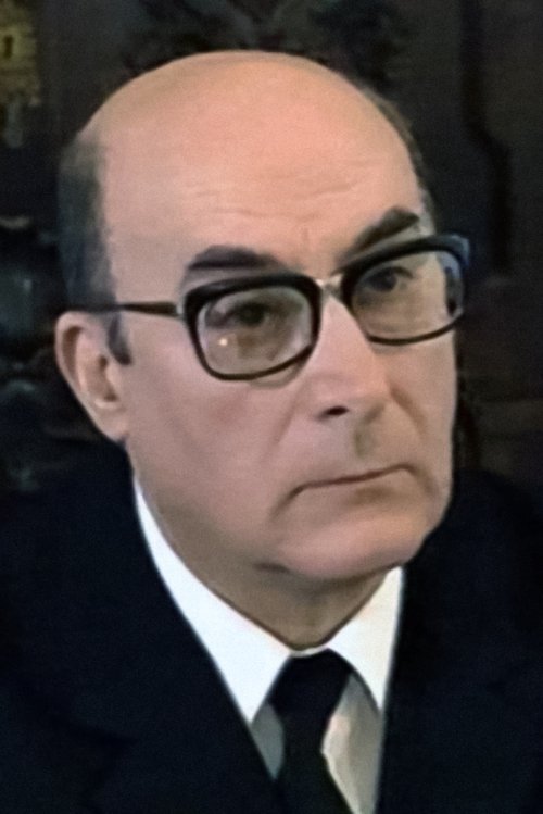 José Manuel Mendes as Old Henrique (voice)