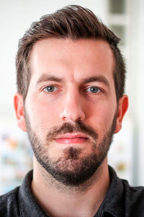 Santiago Zapata as Raúl